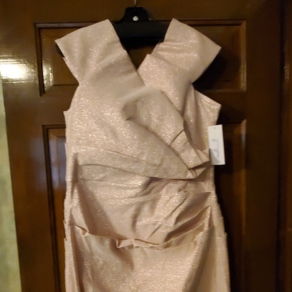 GOWN - Picture 4 of 8